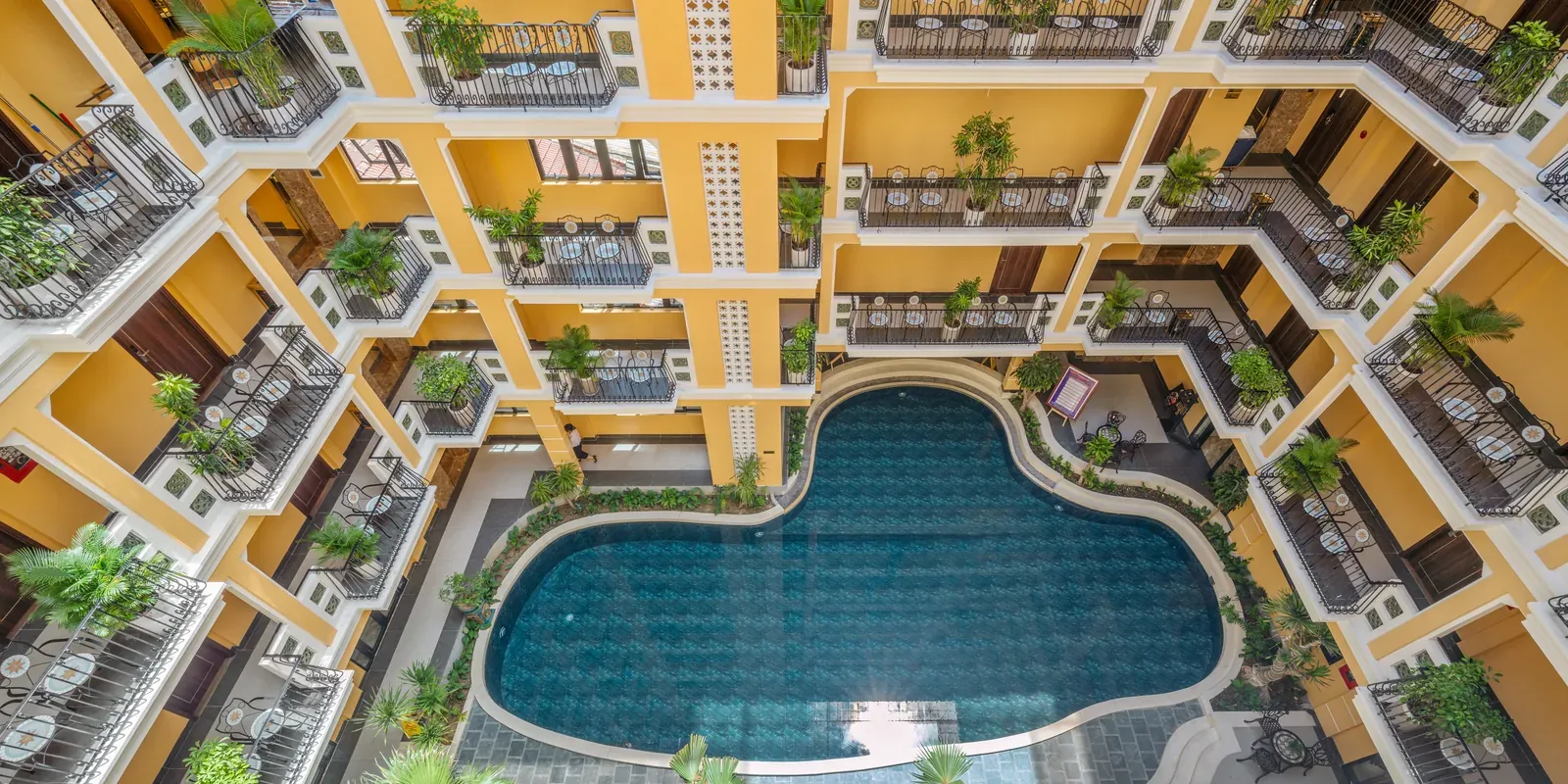 Hồ bơi sân trong Nolia